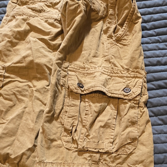 American Eagle Outfitters Men's Khaki Cargo Shorts - Picture 2 of 4